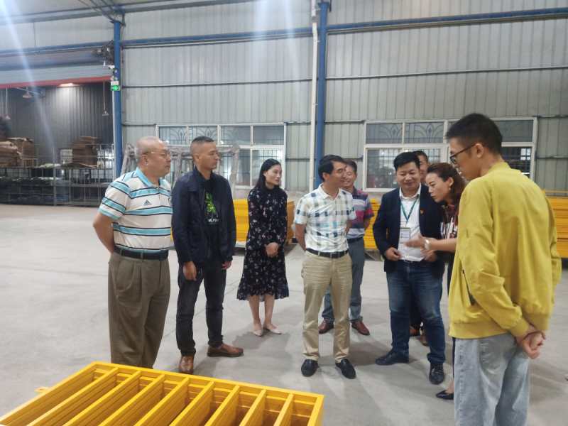 公司领导现场指导永安公司定型化工具式防护产品 着力提升公司“铁军”市场品牌 公司领导现场指导永安公司定型化工具式防护产品 着力提升公司“铁军”市场品牌